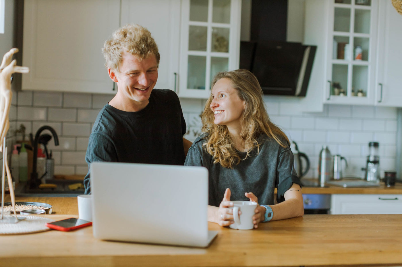 Couple souriant qui fait ses comptes
