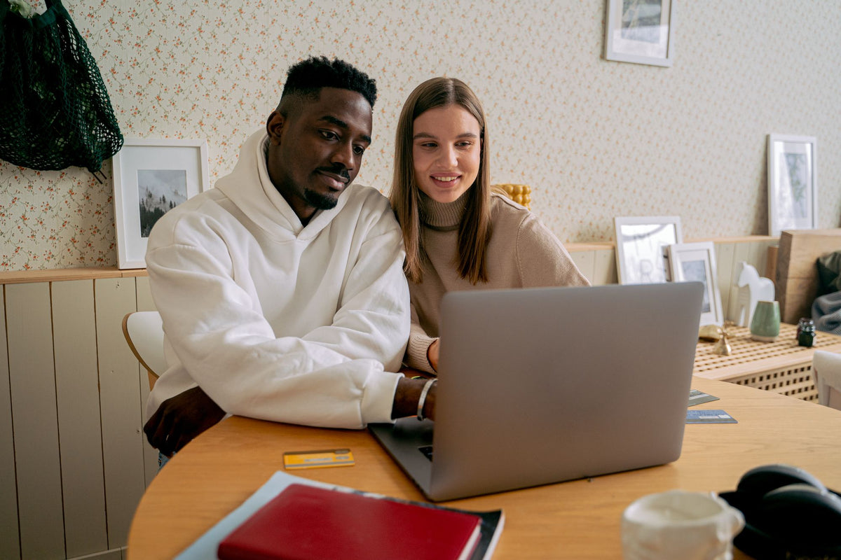 Couple devant son ordinateur