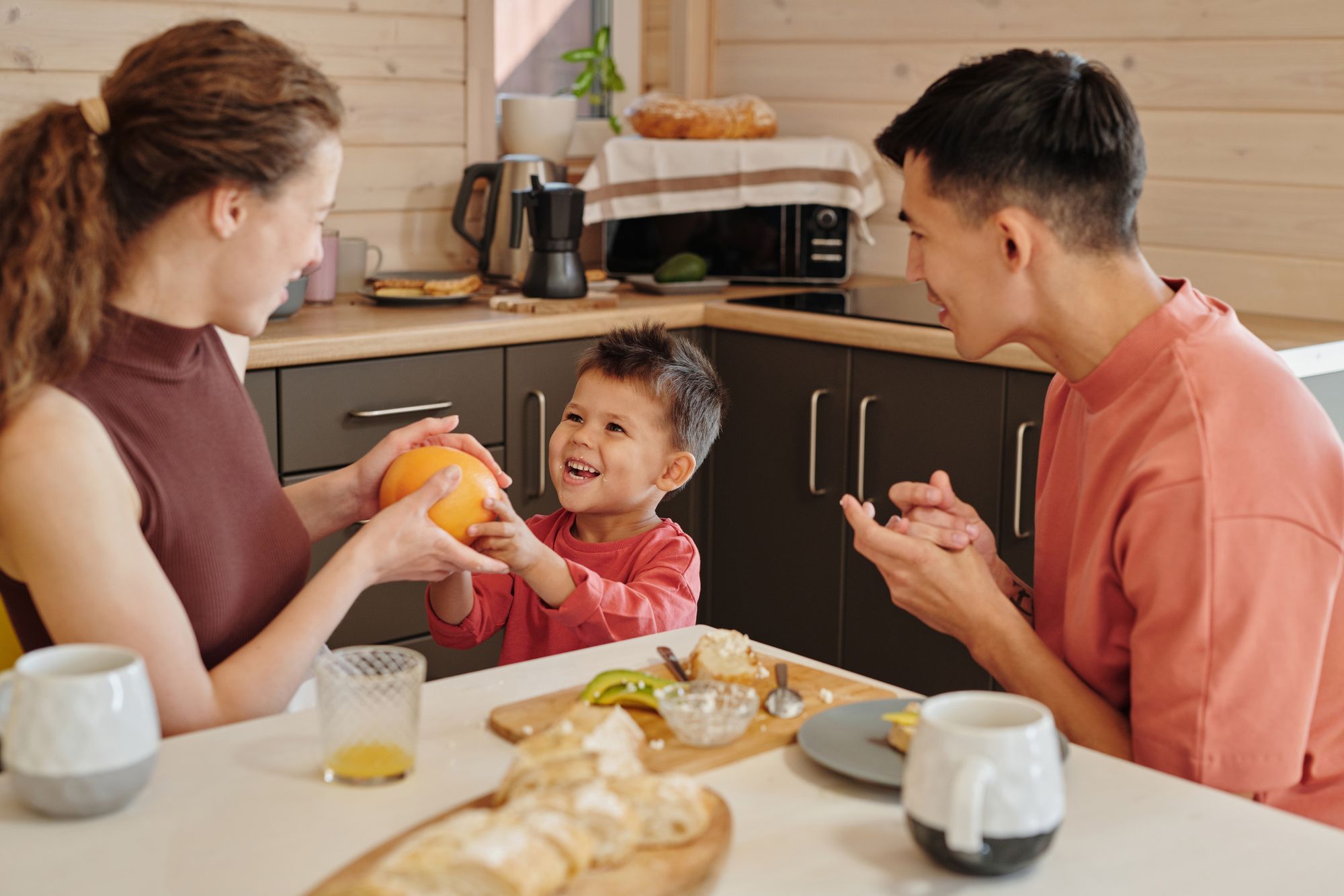 Famille souriante à table