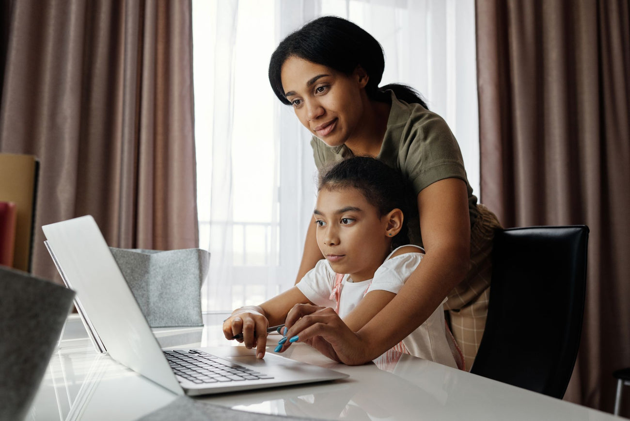 Maman et sa fille devant un ordinateur